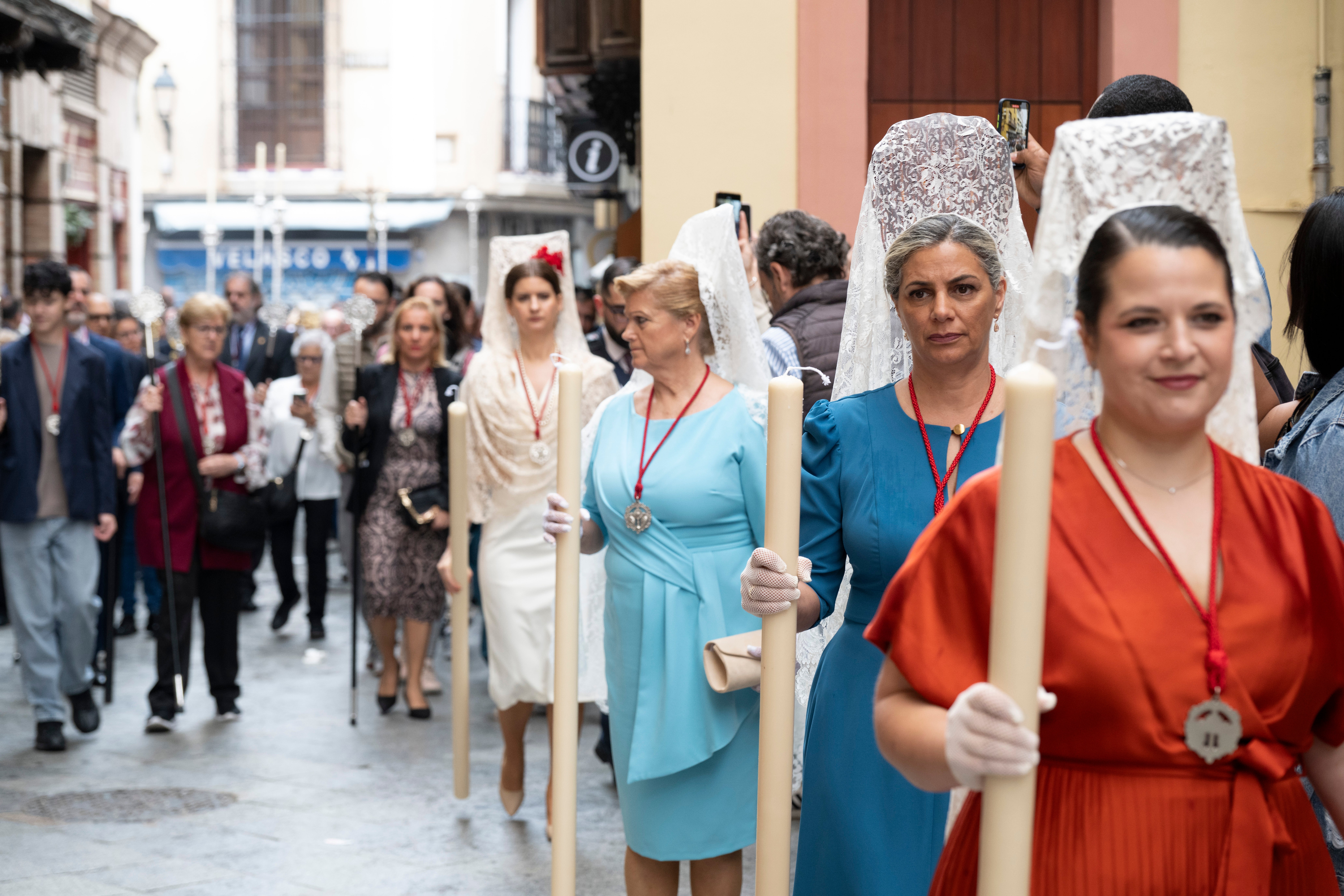 Procesión extraordinaria de la Virgen de los Desamparados de Alcosa, en imágenes