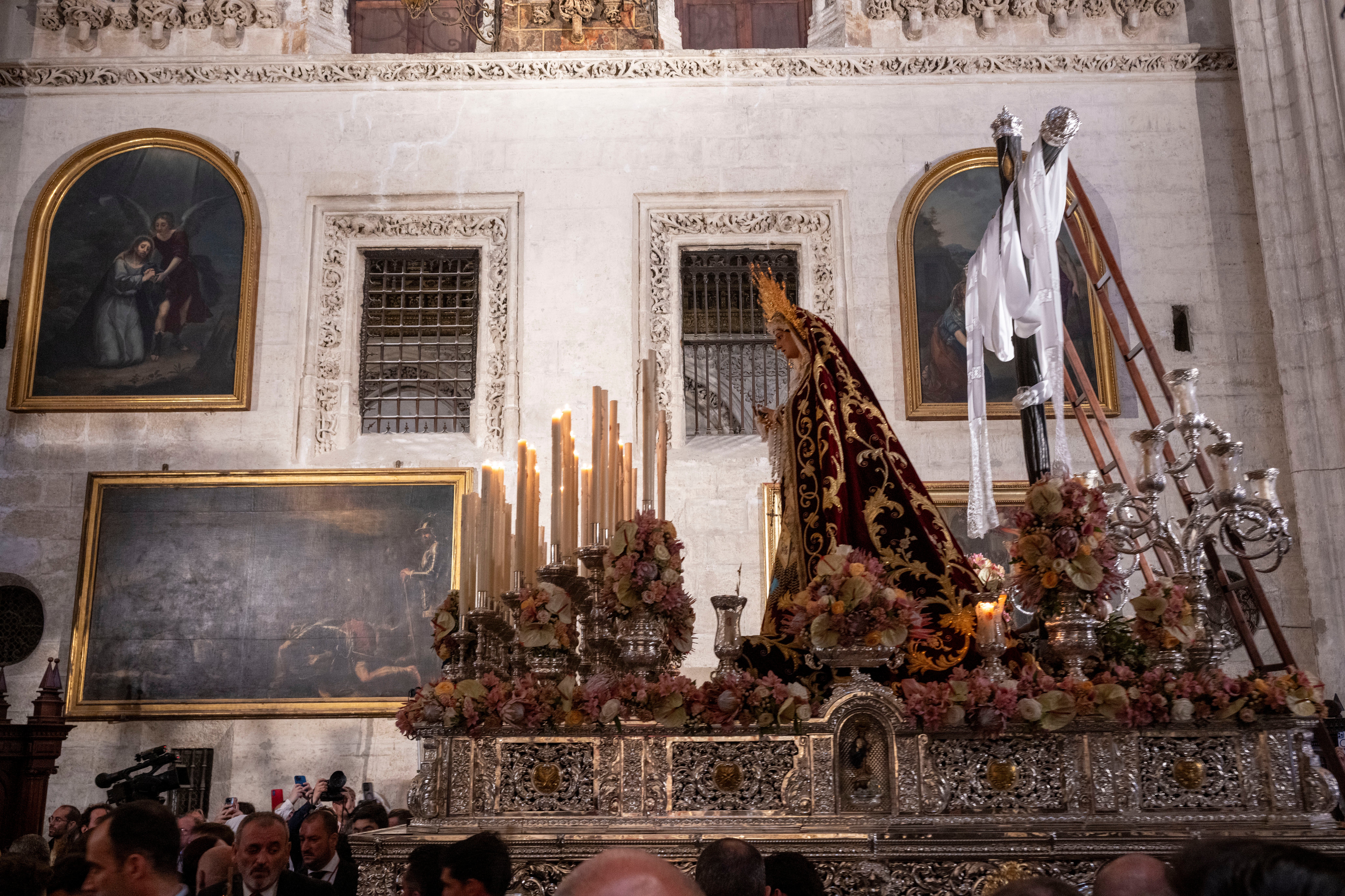 Procesión extraordinaria de la Virgen de los Desamparados de Alcosa, en imágenes
