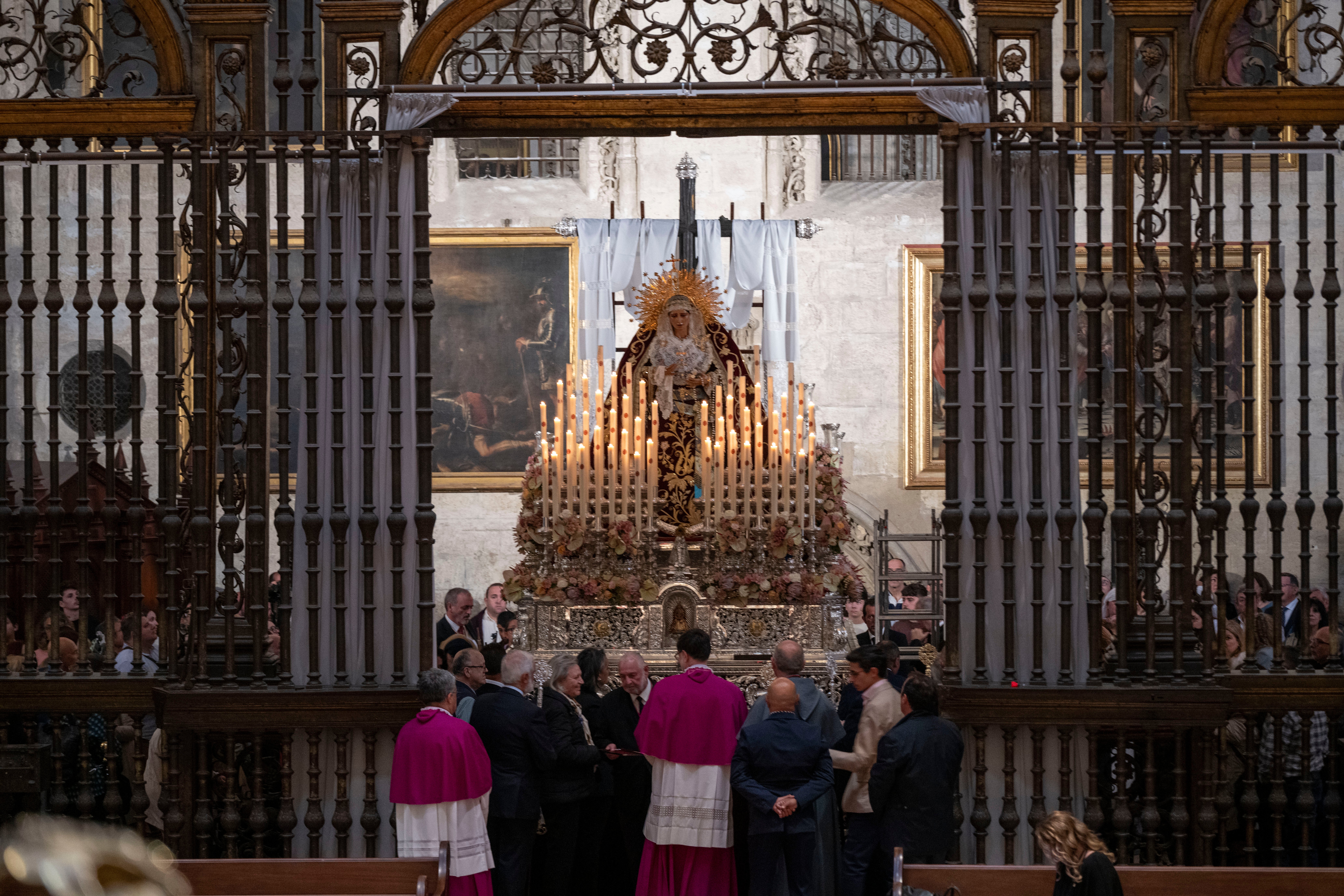 Procesión extraordinaria de la Virgen de los Desamparados de Alcosa, en imágenes