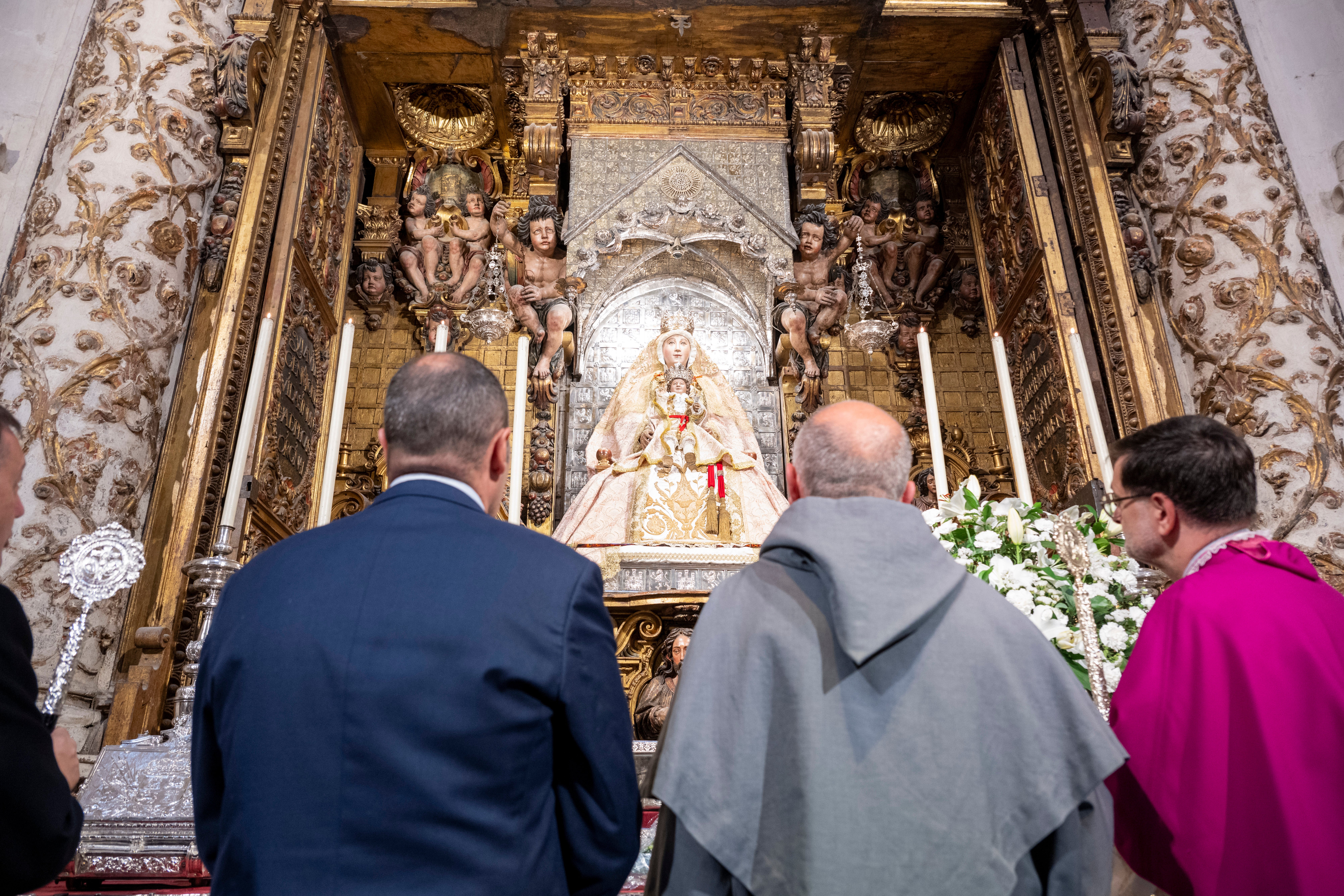 Procesión extraordinaria de la Virgen de los Desamparados de Alcosa, en imágenes