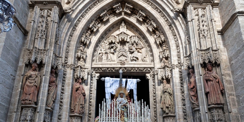 Los Desamparados de Alcosa conmemora sus 50 años con una procesión por el centro de Sevilla