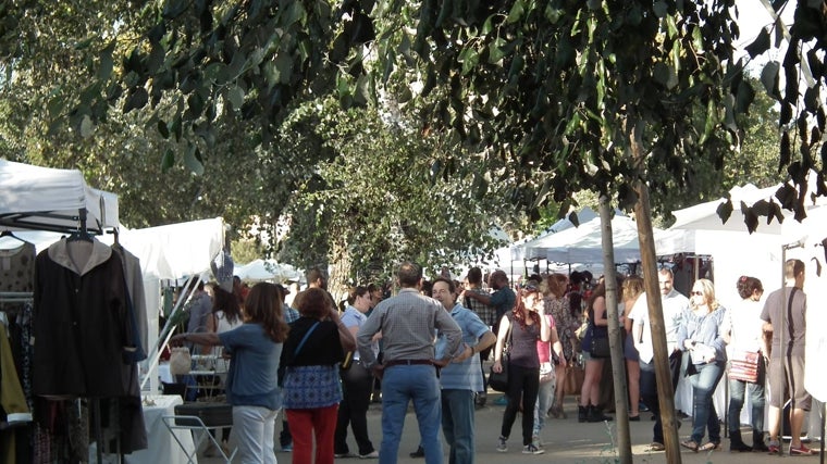 Ambiente en este mercadillo que se monta en la Alameda de Hércules
