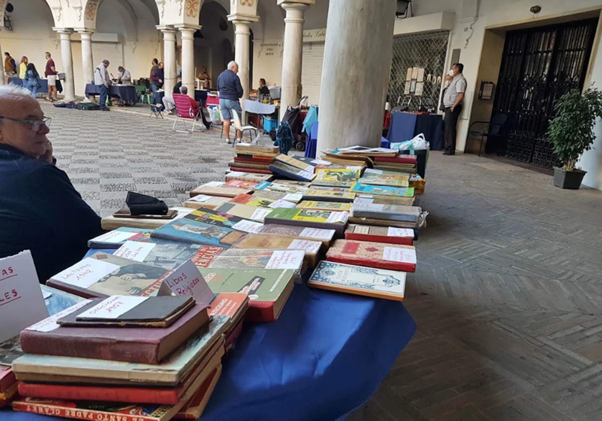 El mercadillo de los domingos en la Plaza del Cabildo es uno de los que no te puedes perder este mes de mayo