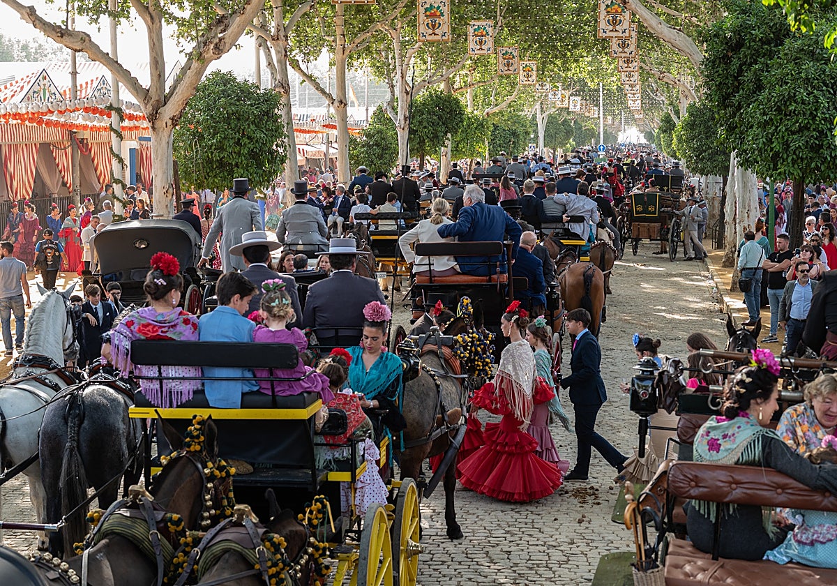 Ambiente en el Real durante una jornada de la Feria de Sevilla 2024