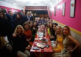 Imágenes del ambiente de la 'noche del pescaíto' en la Feria  de Sevilla 2025