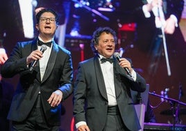 Los Cantores de Híspalis ponen 'a bailar, a bailar' a Sevilla en el alumbrado de la Feria