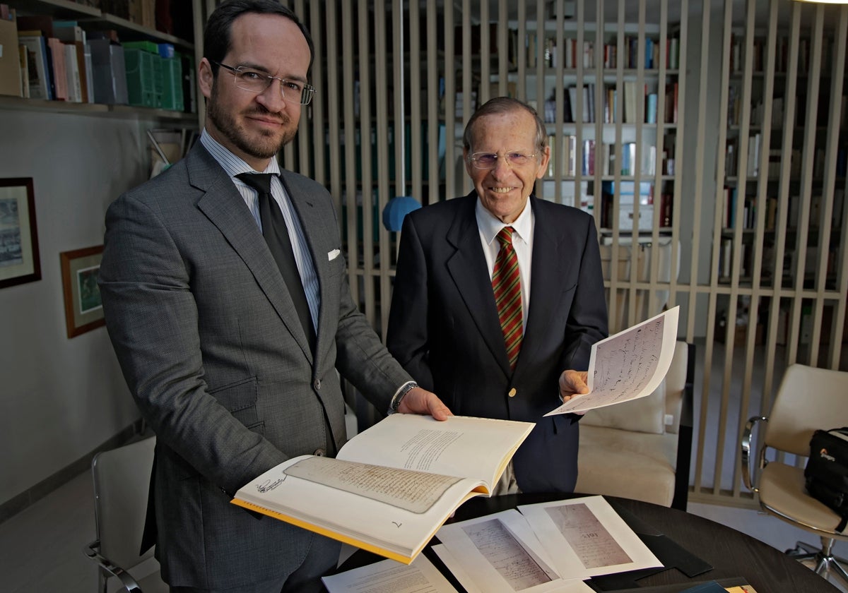 Fernando Herrera Hume, que ha descubierto el documento con la firma de Cervantes, junto a Joaquín Herrera Dávila