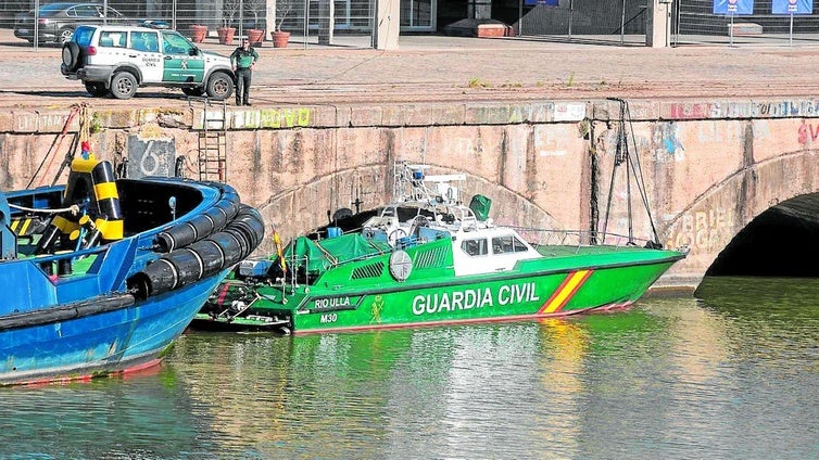 Una embarcación de la Guardia Civil vigila la dársena del Guadalquivir