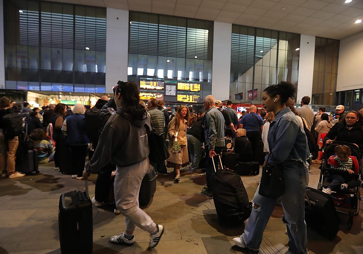 Los pasajeros se agolpan en la estación de Santa Justa en Sevilla