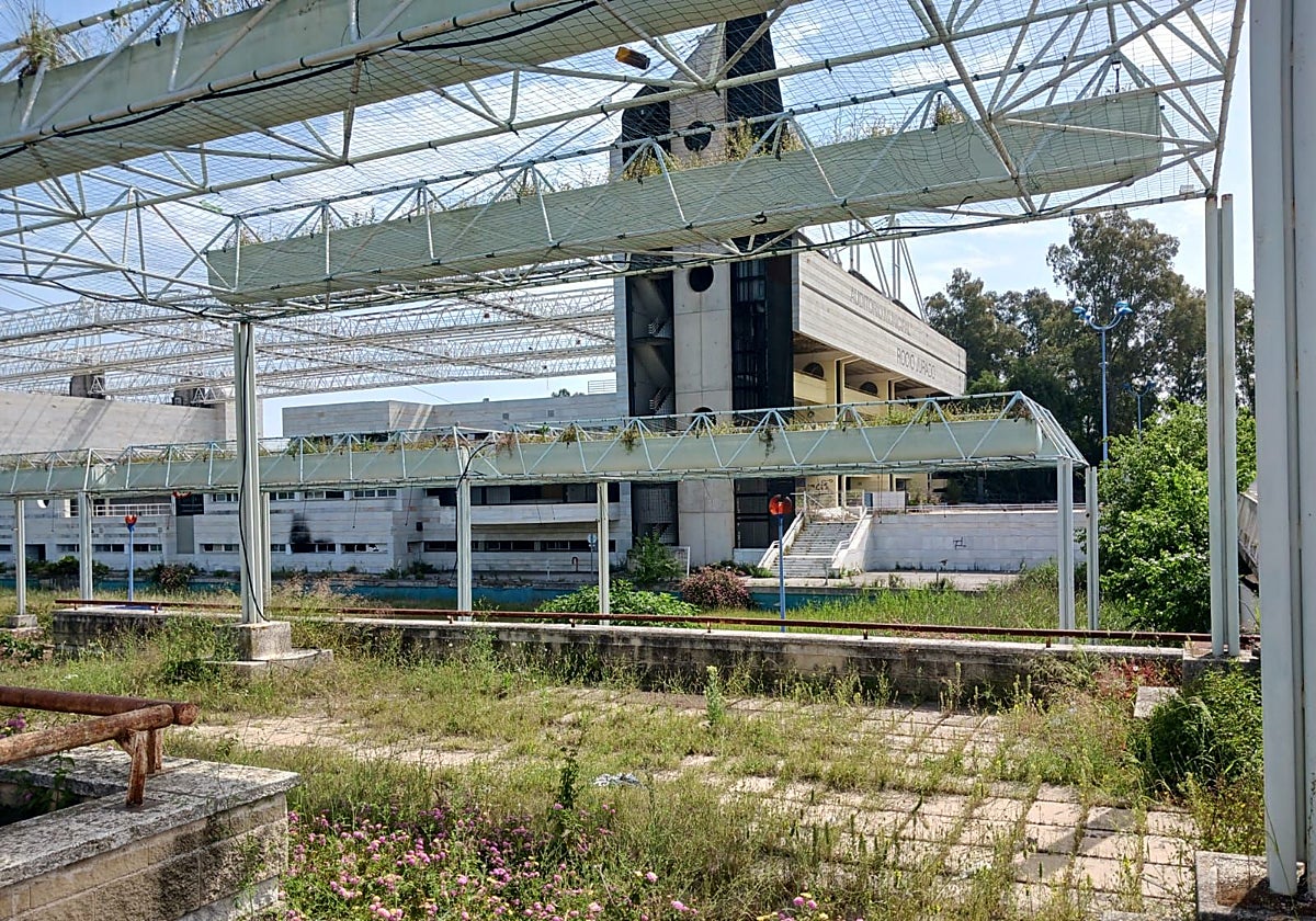El estado de abandono generalizado del Auditorio Rocío Jurado en la Cartuja
