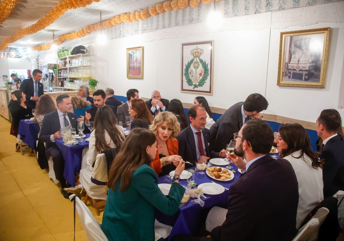 Varias familias disfrutan de la noche del pescaíto en la Feria de Sevilla