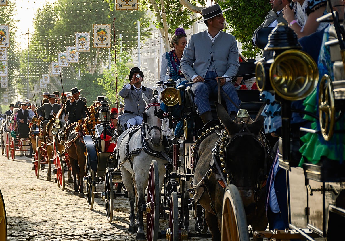 Carruajes tirados por caballos en las calles del Real, durante un día de Feria