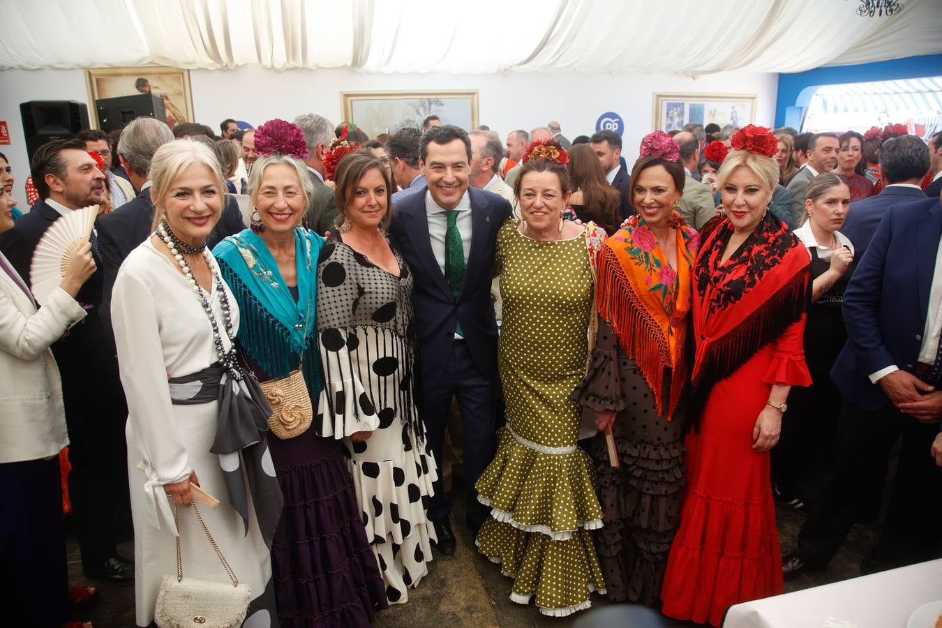  Patricia del Pozo, Rocío Hernández, Catalina García, Juanma Moreno, María del Carmen Castillo, Rocío Díaz y Carolina España, en la recepción del Partido Popular