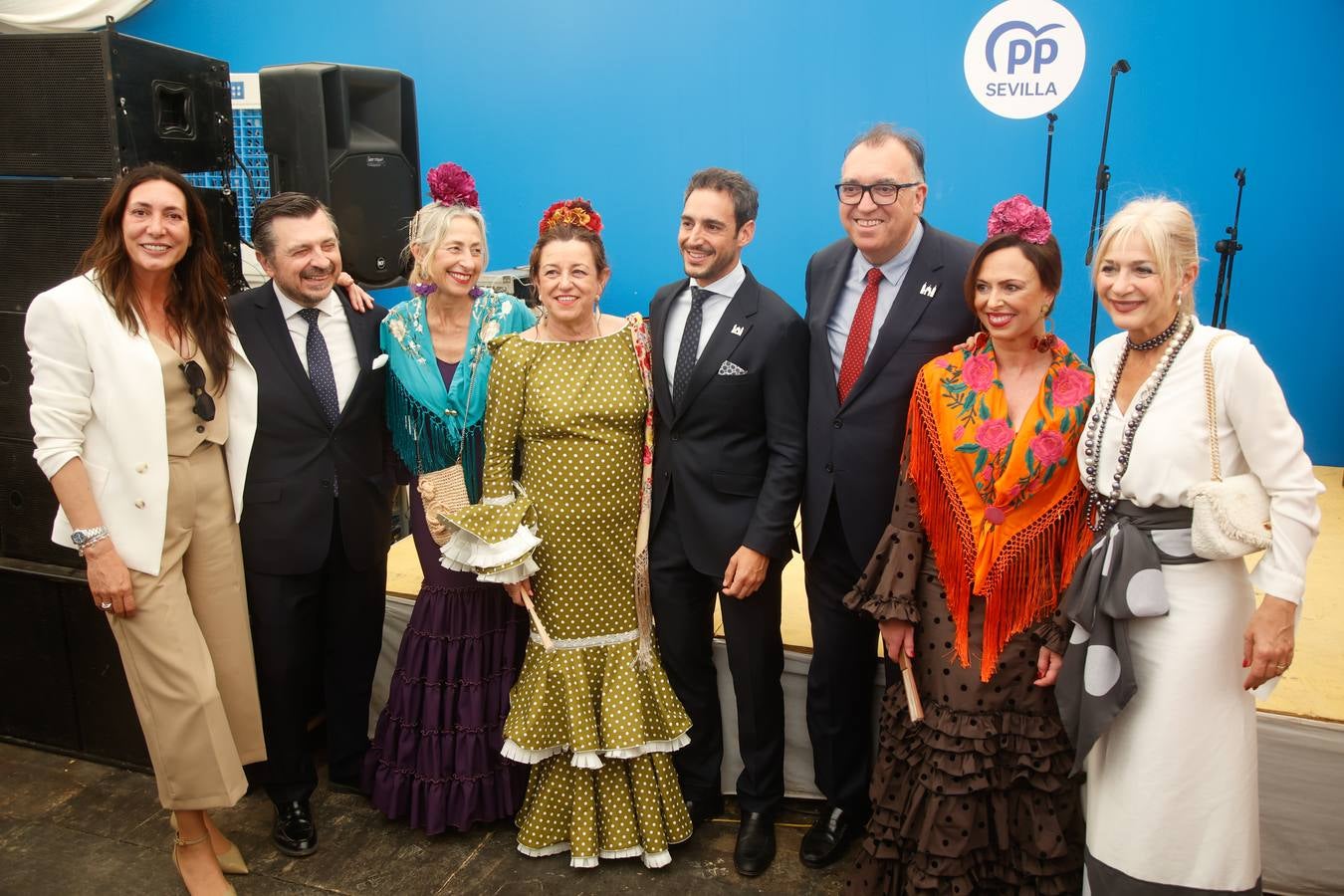  Loles López, Toni Martín, Rocío Hernández, María del Carmen Castillo, Agustín Aguilera, Arturo Bernal, Rocío Díaz y Patricia del Pozo, en la recepción del Partido Popular