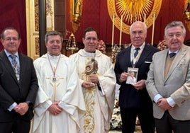 Dos reliquias de San Juan Pablo II llegan a Dos Hermanas para la hermandad del Rocío y el Apostolado de la Misericordia