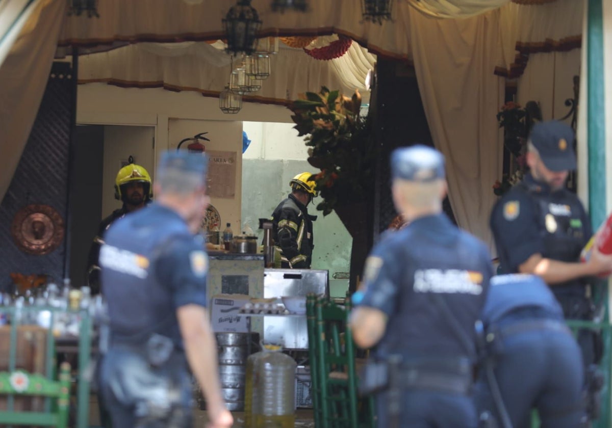La Policía Nacional en la puerta de la caseta afectada en la calle Pepe Luis Vázquez