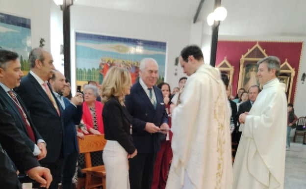 Momento de la entrega de la reliquia a Juan Sánchez y Encarni Varela, como representantes de la hermandad del Rocío