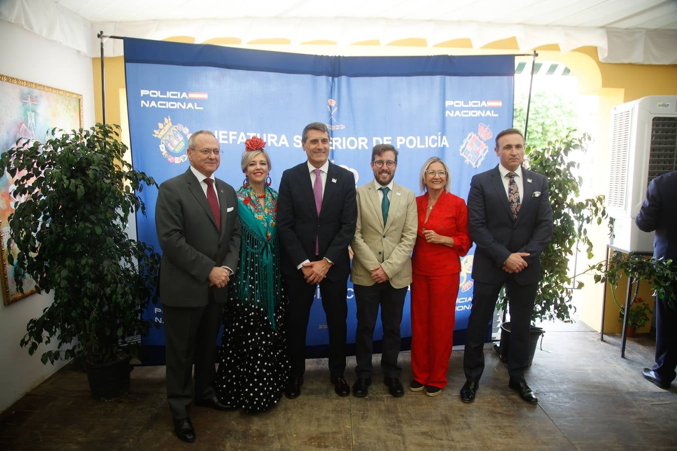 Recepción de la Policía Nacional. Andres Martín Garrido, Isabel Mayo, Carmen Tovar, Pedro Fernández, Frascisco Toscano y Ernesto López