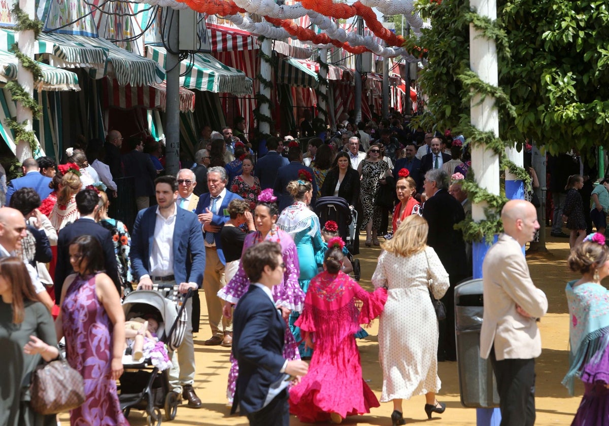 Ambiente en las calles del Real de Los Remedios durante esta Feria de Sevilla