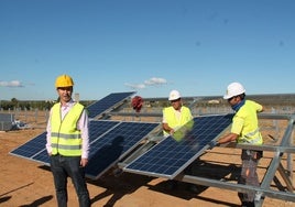 La Junta defiende las renovables como motor económico y pide más solidez en el sistema energético nacional