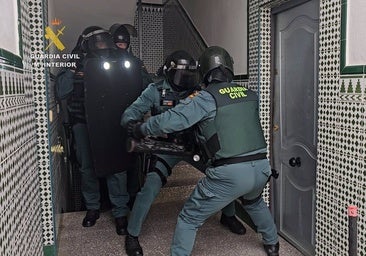Desmantelan en un pueblo de Sevilla un narcopiso y un búnker de drogas donde organizaban tómbolas y 'happy hour'