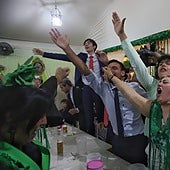 Aficionados del Betis celebran en la Feria el pase a la final de la Conference League