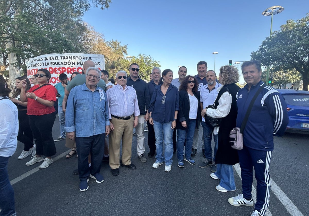 Miembros del PSOE del Ayuntamiento de Sevilla en una manifestación en el Polígono Sur