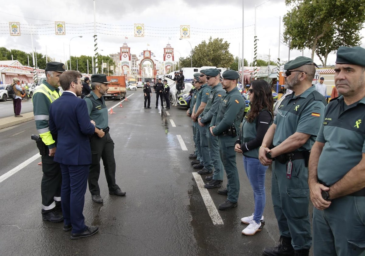 Toscano, junto a agentes de la Guardia Civil, en la presentación del dispositivo para la Feria