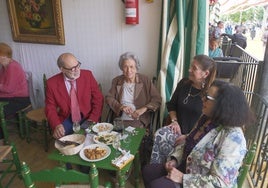 Elena Mendiela, un siglo de Feria:  «Antiguamente las casetas no tenían cocina, se traía la comida en cestas o cajas de zapatos»