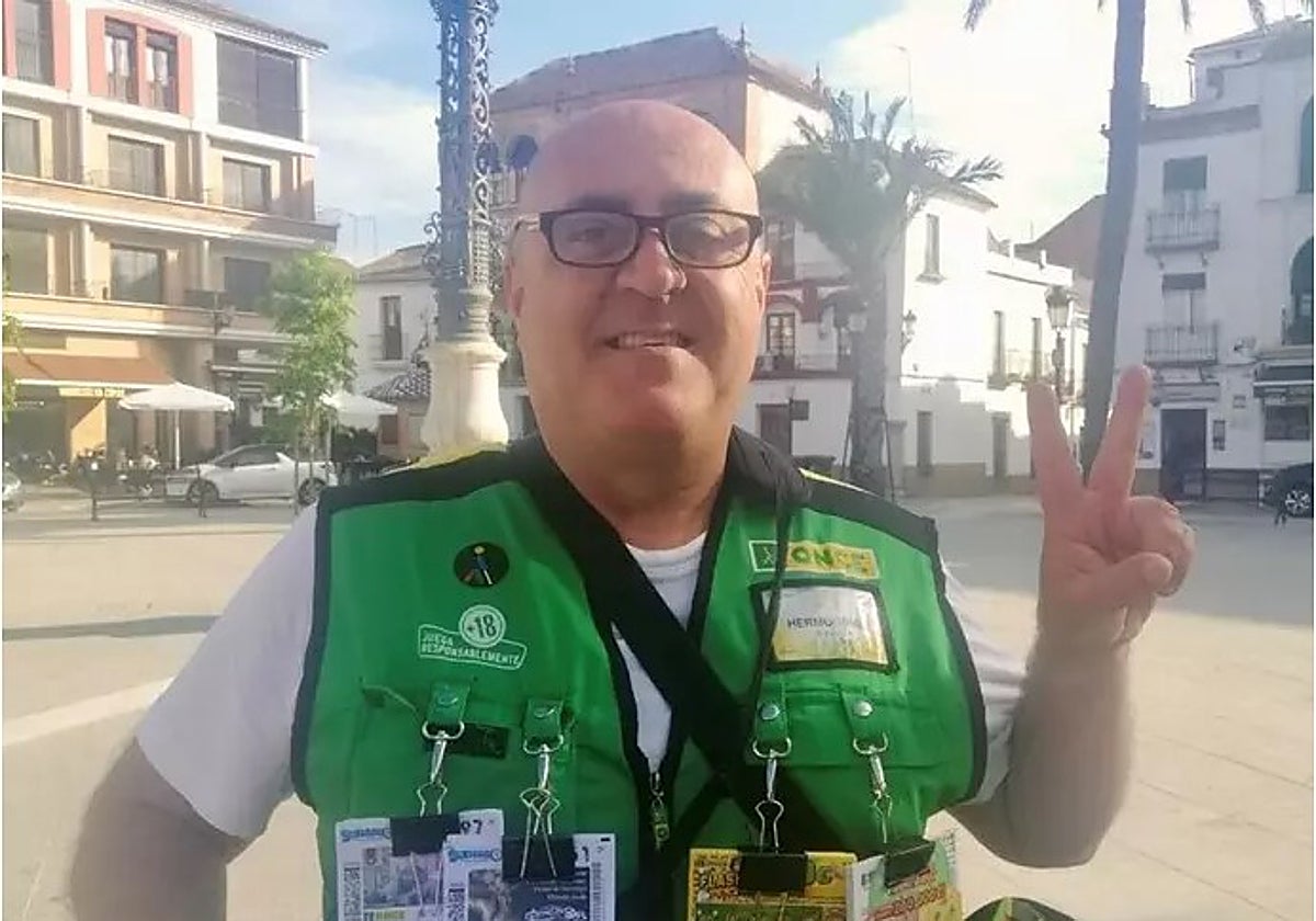 El vendedor de la ONCE Hermógenes Ramírez reparte premios en Carmona