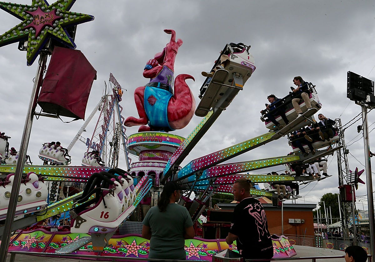 Trabajadores de una atracción de la Feria de Sevilla