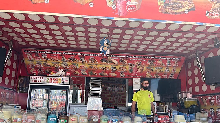 Juan Jesús en el puesto de gofres El Manzano