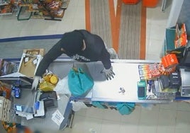 Detienen a dos personas por un robo con violencia en un local de Espartinas