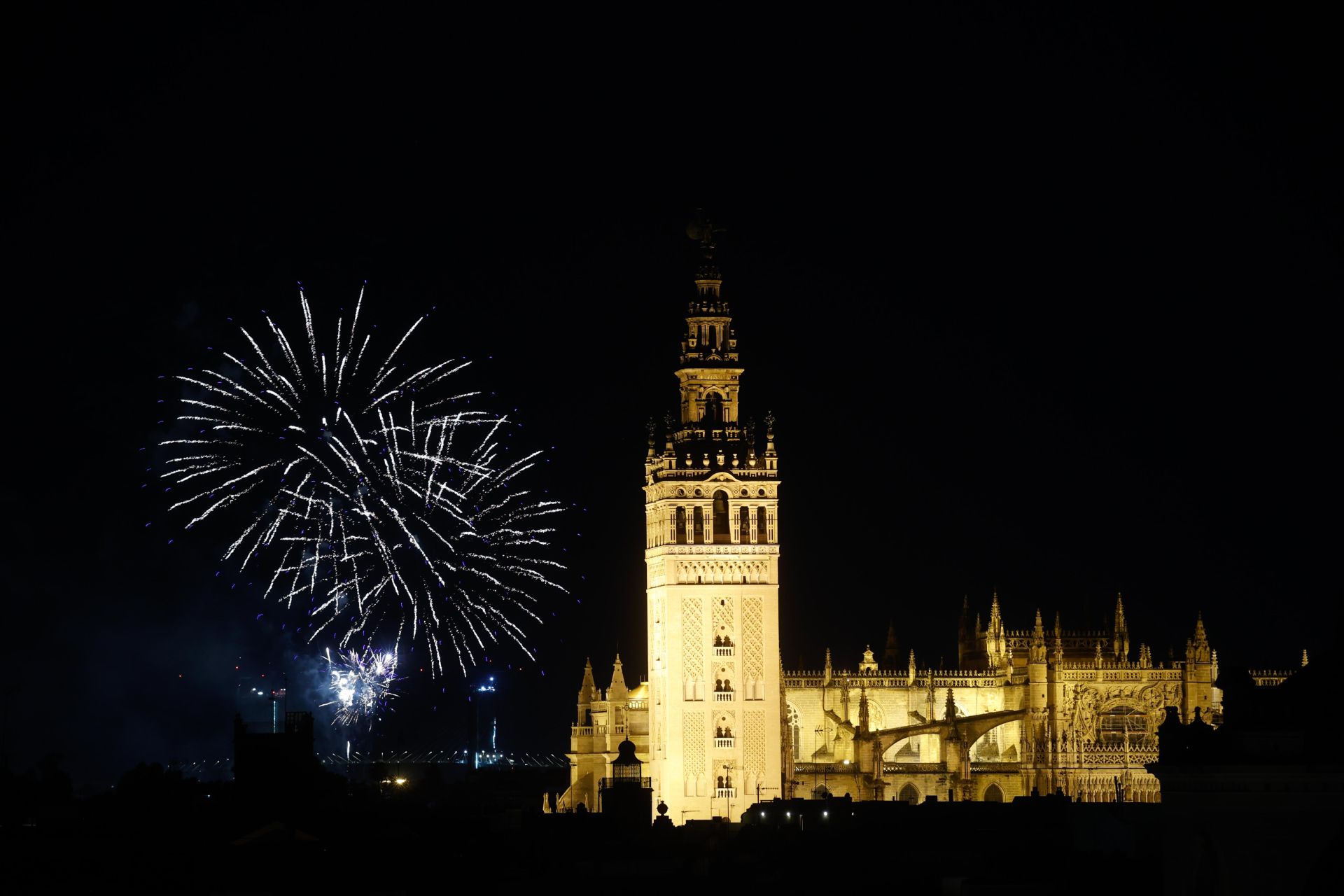 Fuegos artificiales para cerrar la Feria de Sevilla 2025