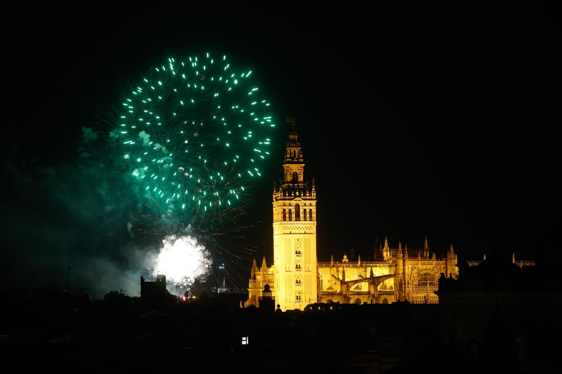 Fuegos artificiales para cerrar la Feria de Sevilla 2025
