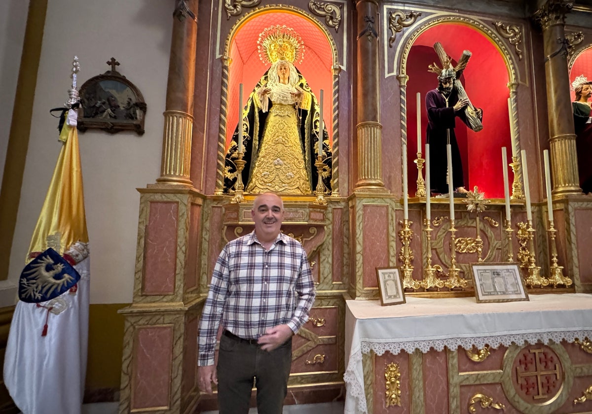 Jesús Salvador, hermano mayor de la hermandad de Jesús Nazareno, junto a las dos imágenes titulares