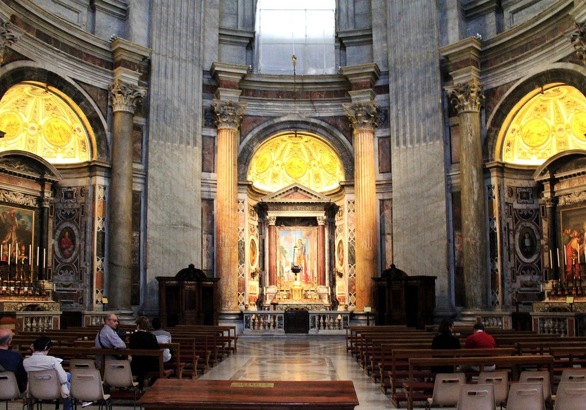 Altares de la crucifixión de san Pedro, San José y Santo Tomás, de izquierda a derecha, en el transepto sur de la basílica de San Pedro de El Vaticano