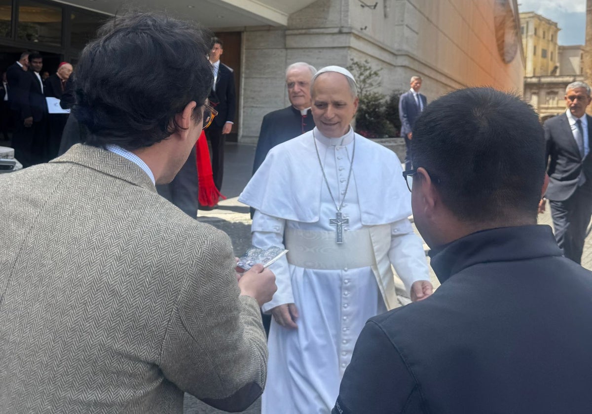 El Papa recibiendo la estampa de la Macarena