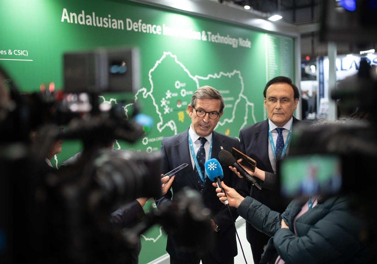 El consejero de Industria, Energía y Minas, Jorge Paradela, en la Feria Internacional de Defensa y Seguridad de España (Feindef).