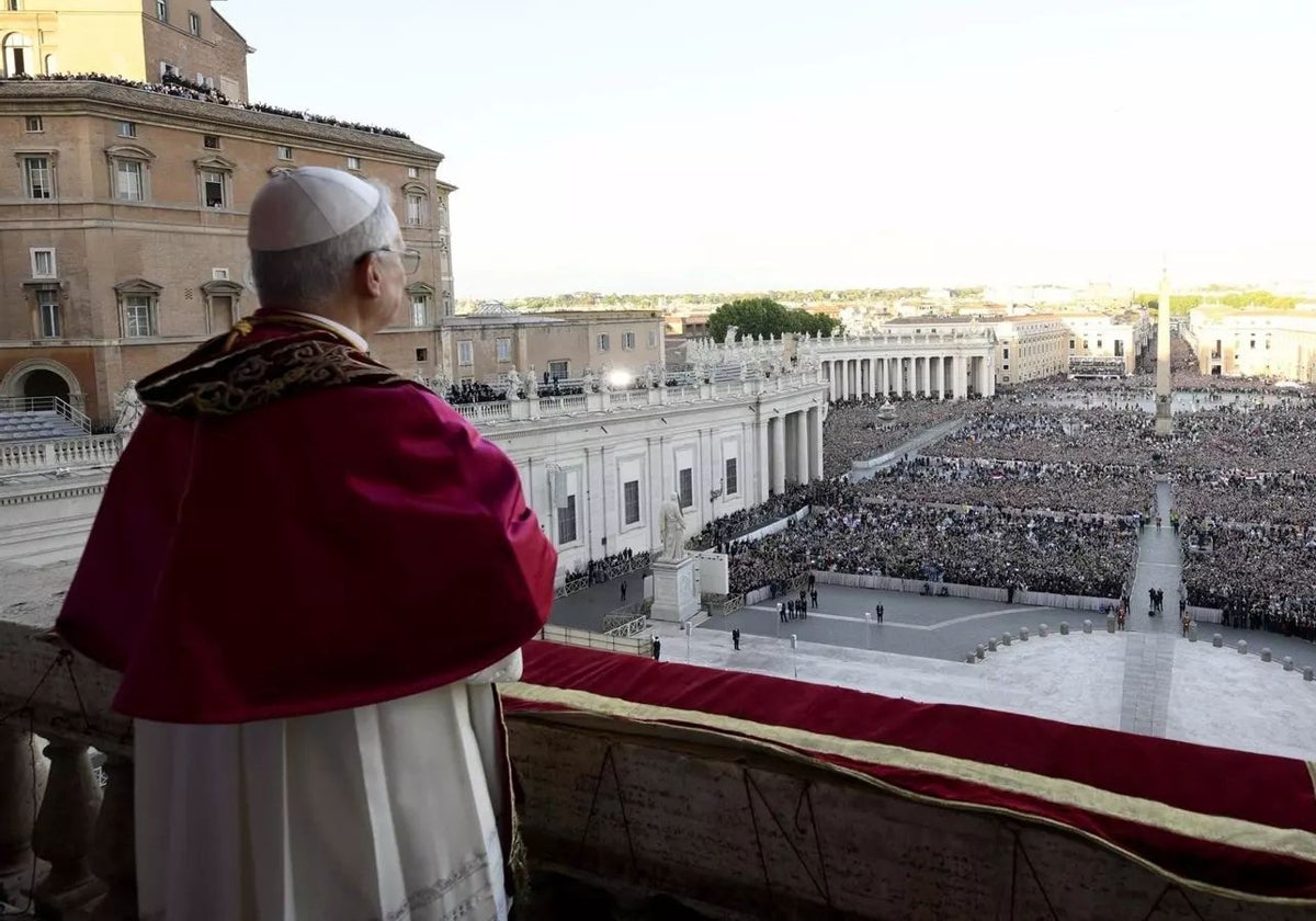 El Papa León XIV se presenta ante una plaza de San Pedro llena de fieles