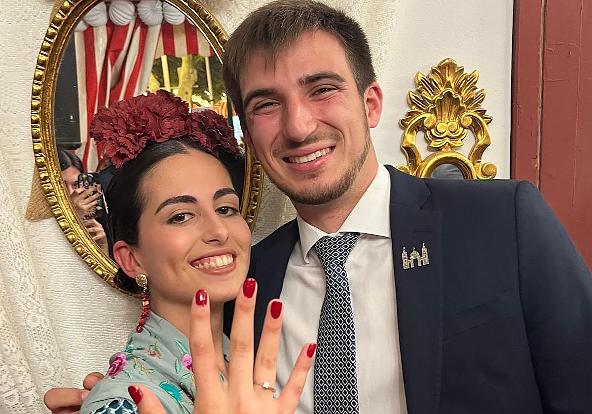 La joven pareja, ya comprometida, en la Feria de Abril
