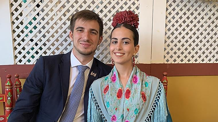 Paula y Javi en el interior de una caseta de la Feria de Sevilla