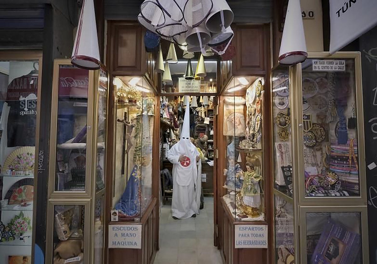 Un nazareno se prueba túnica y capirote en la Antigua Casa Molina