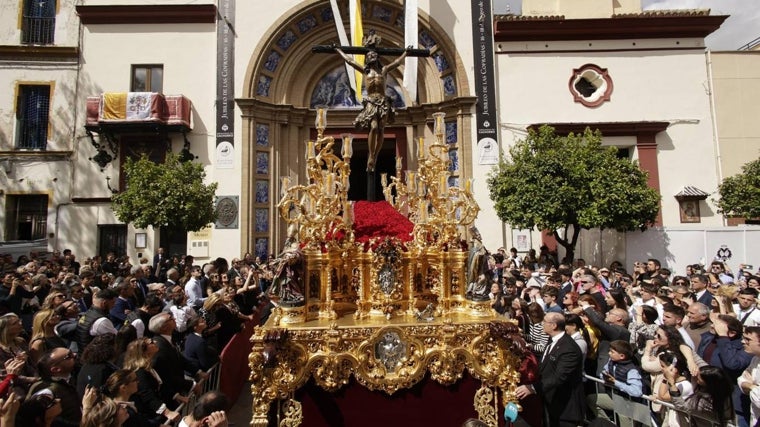 El Santísimo Cristo de la Expiración, de la Hermandad del Cachorro, en su paso este Viernes Santo de 2025