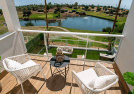 Parece Sancti Petri, pero es Sevilla: los chalets de lujo con un lago que están a 25 minutos del centro y cuestan 230.000 euros