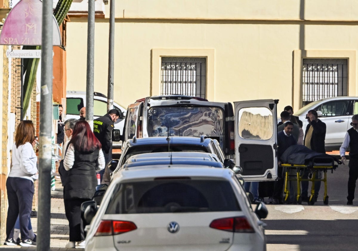 Los servicios del tanatorio trasladan el cadáver de una mujer asesinada en Brenes el pasado mes de febrero