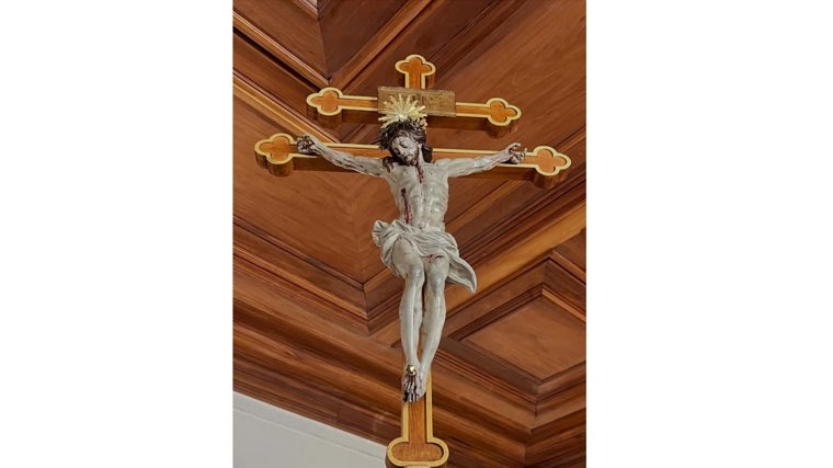 Cruz Patriarcal de Mafra con el crucifijo donado por el rey João V