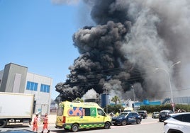 El incendio en la empresa de productos químicos de Alcalá de Guadaíra deja dos  heridos leves