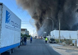 Los trabajadores de la nave que ha ardido en Alcalá de Guadaíra: «No nos dio tiempo ni a activar el sistema anti incendios»