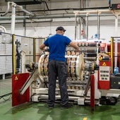 Un trabajador maneja una de las máquinas de la fábrica de SP Group en Villarrubia (Córdoba)